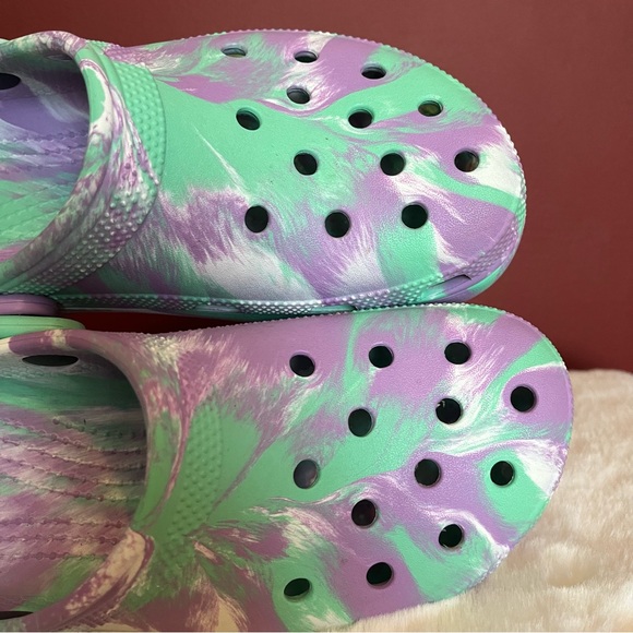 CROCS women’s classic platform marbled clogs shoes, size 8, green & purple - Picture 8 of 9